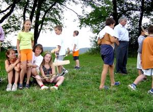 2001 - Fliegerbasteln der Schüler in Breitenfurt. Einfliegen der selbstgebauten Modelle. Gruppenbild mit Helfern.