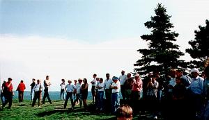 2000 - Zuseher bei der Siegerehrung des "Donaupokalfliegens".