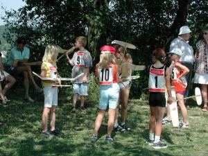 2000 - Schüler sammeln sich vor dem Wettbewerb.