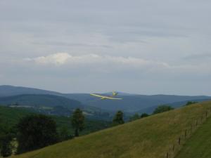 2001 - MFK-Klubbewerb F3F-Hangfliegen am 8.7.2001. Flug eines Modells.