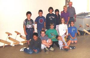 2001 - Fliegerbasteln der Schüler in Breitenfurt. Gruppenfoto am dritten Abend. Die Modelle sind bereits fast fertig zum Einfliegen.