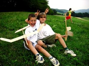 2001 - Fliegerbasteln der Schüler in Breitenfurt. Einfliegen der selbstgebauten Modelle. Eine Rast zwischen- durch muss natürlich auch sein.