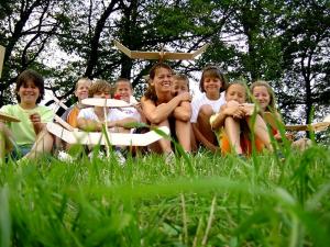 2001 - Fliegerbasteln der Schüler in Breitenfurt. Einfliegen der selbstgebauten Modelle. Gruppenbild nach dem gelungenen Einfliegen.