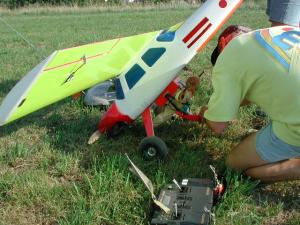 2000 - Hier wird der Modellparagleiter für den Abwurf über den Modellflugplatz eingepackt.