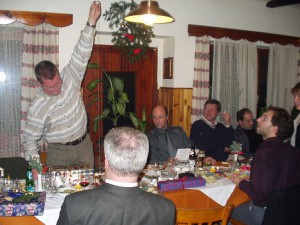 2002 - Jahresabschlussfeier - Präsentation eines Geschenkes.