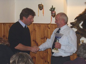 2002 - Jahresabschlussfeier - Überreichung des Klubpokals an den Gewinner Herrn Robert Piss.