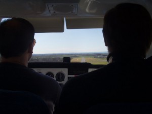 2002 - 1.Virtueller F3F-Wettbewerb >  Blick aus dem Cockpit der Cessna 172 beim Landeanflug.