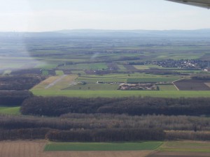 2002 - 1.Virtueller F3F-Wettbewerb > Queranflug mit Sicht auf die Landebahn  