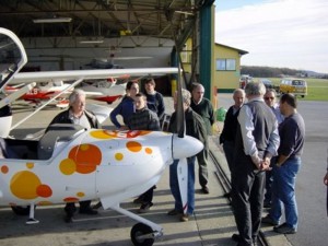 2002 - 1.Virtueller F3F-Wettbewerb > Exkursion zum Hangar des Flugplatzes Stockerau.