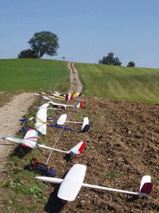 2002 - 3.MFK Bewerb zum Klubcup > Zeitfliegen - Die Modelle warten auf den Einsatz