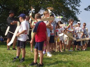 2002 - Die Schülergruppe tritt erwartungsvoll zum ersten Durchgang des Schülerwettbewerbs an.