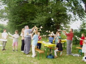 2002 - Basteln eines Wurfgleiters mit den Schülern > 3.Tag Letzte Einstellungen am Modell