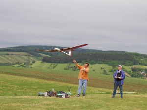 2002 - Landewettbewerb in Sieghartskirchen - Robert Dürrmoser beim Start seines Modells