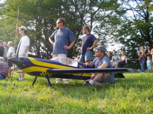 2002 - Schaufliegen des MFK > Franz Kersche mit seinem Modell