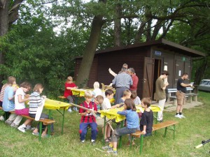 2002 - Basteln eines Wurfgleiters mit den Schülern > 3.Tag Schleifen des Modells