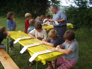 2002 - Basteln eines Wurfgleiters mit den Schülern > 3.Tag Schleifen des Modells