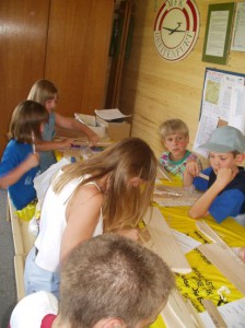 2002 - Basteln eines Wurfgleiters mit den Schülern > 1.Tag Leimen der Teile