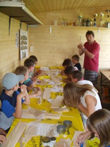 2002 - Basteln eines Wurfgleiters mit den Schülern > 1.Tag Erklärung und Werken