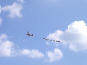 2003 - Flugtag -  Eröffnung mit einem Bannerschlepp.