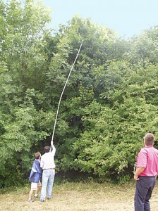 2003 - Basteln mit den Schülern - Letzter Tag. Bergetrupp im Einsatz.