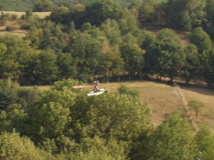 2003 - Flugtag -  Ein Hund flog durch die Lüfte. 