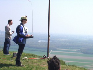 2003 - Donaupokal - Steuern eines Modelles.              Man beachte die Schräglage auf Grund des Windes.