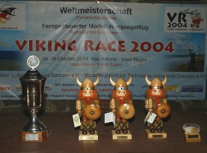 2004 - Viking Race 2004 auf Rügen. Die Wikinger warten auf einen neuen Besitzer.