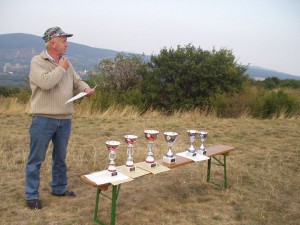 2004 - F3F NÖ-LM > Robert Dürrmoser vor den wartenden Pokalen.