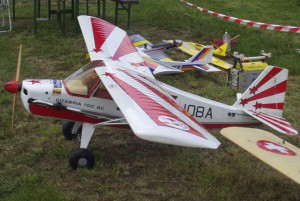 2004 - Flugtag Rakvice. Flugmodelle vor dem Einsatz.