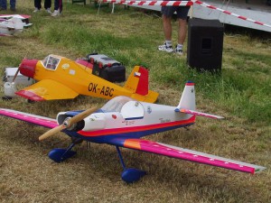 2004 - Flugtag Rakvice. Flugmodelle vor dem Einsatz.