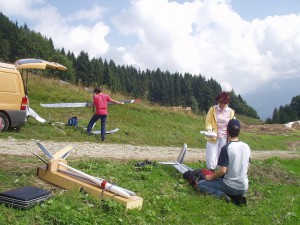 2005 - F3F Donovaly 2005 - Erster Tag - Packen vor dem Aufstieg auf 1405m.