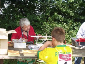 2006.08.20 - MFK-Schülerwettbewerb > Der Reparaturtrupp arbeitet.