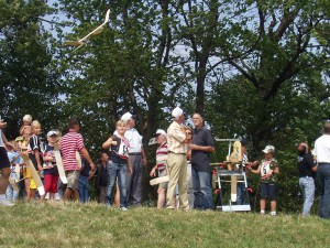 2007.08.19 - Flugtag - Ein Wurf von Julia