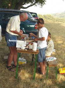 2007.07.18 - 2. Tag beim Basteln mit den Schülern.