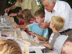 2007.07.18 - 2. Tag beim Basteln mit den Schülern.