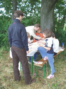 2007.07.11 - 1. Tag beim Basteln mit den Schülern.