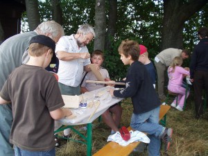 2007.07.11 - 1. Tag beim Basteln mit den Schülern.