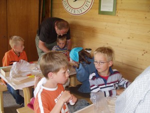 2007.07.11 - 1. Tag beim Basteln mit den Schülern.