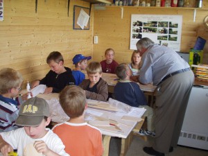 2007.07.11 - 1. Tag beim Basteln mit den Schülern.