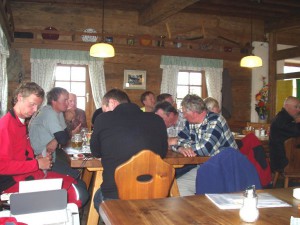 Sommeralm F3F 2008 - Warten auf die Siegerehrung beim "Stoakogler"