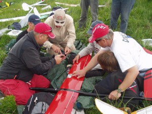 Donovaly F3F 2008 - Reparatur eines Skorpions mit einer Bierdose! Alle helfen.