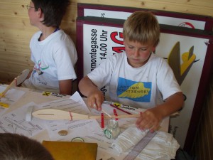 1. Tag des Schülerbastelns - Verkleben der Einzelteile 