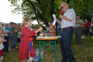 Flugtag 2008 - Pokalvergabe an die Siegerin  