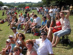 Schauflugtag 2009 - Die Zuschauerränge sind nun voll besetzt.