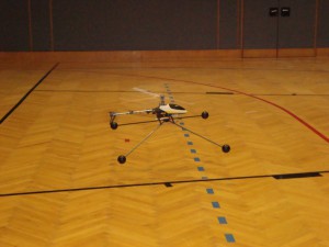 6.3.2010 Hallenfliegen in Breitenfurt - Hubschrauber mit Landehilfe