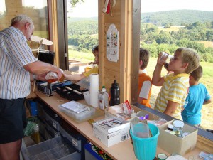 14.7.2010 1. Tag Basteln mit den Schülern - Eine Stärkung zwischendurch