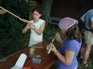 21.7.2010 2. Tag Basteln mit den Schülern- Streichen, Streichen, Streiiiiiiiichen ...