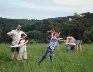 28.7.2010 3. Tag Basteln mit den Schülern - Einfliegen