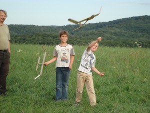 28.7.2010 3. Tag Basteln mit den Schülern - Einfliegen