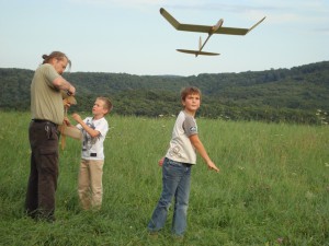 28.7.2010 3. Tag Basteln mit den Schülern - Einfliegen